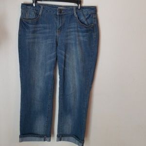 Earl Jean Light Washed Cuff Capris